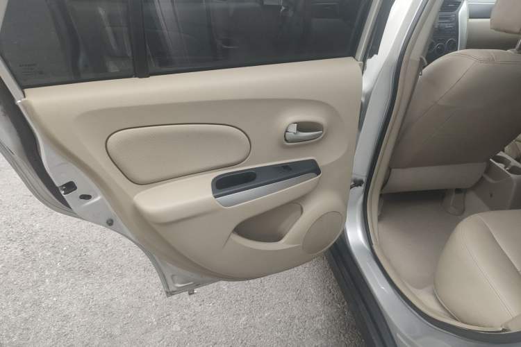 Used Venucia D50 2013 1.6L Manual Luxury Edition Interior 13