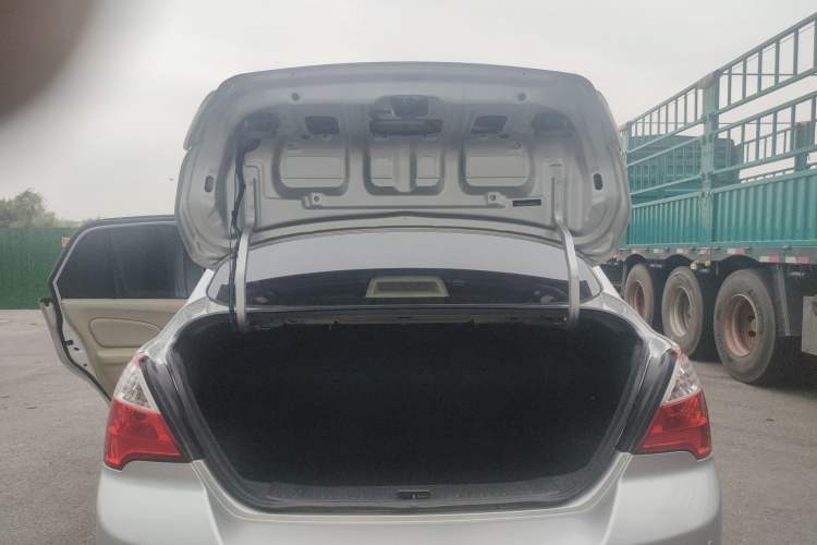 Used Venucia D50 2013 1.6L Manual Luxury Edition Interior 14