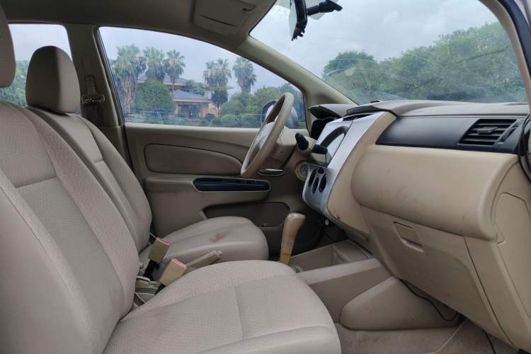 Used Venucia D50 2013 1.6L Automatic Fashion Edition Interior 2