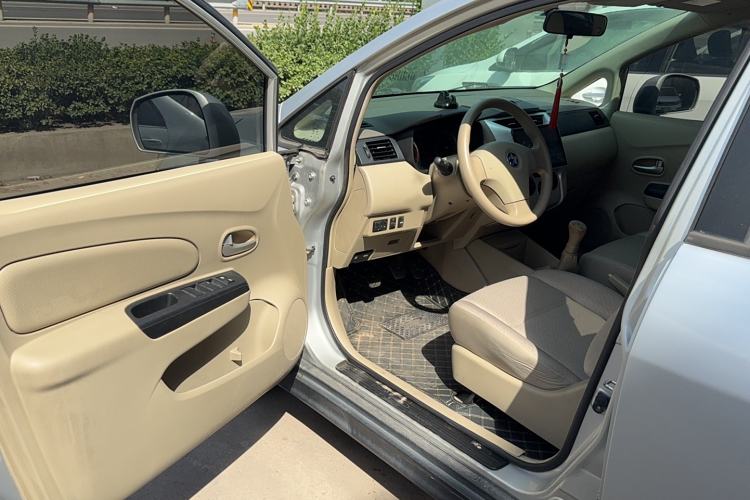 Used Venucia D50 2013 1.6L Manual Fashion Edition Interior 2