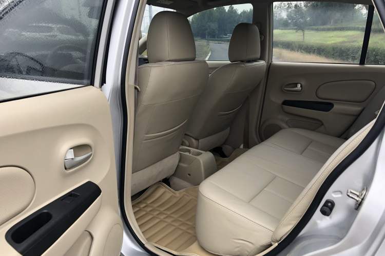 Used Venucia D50 2013 1.6L Automatic Fashion Edition Interior 2