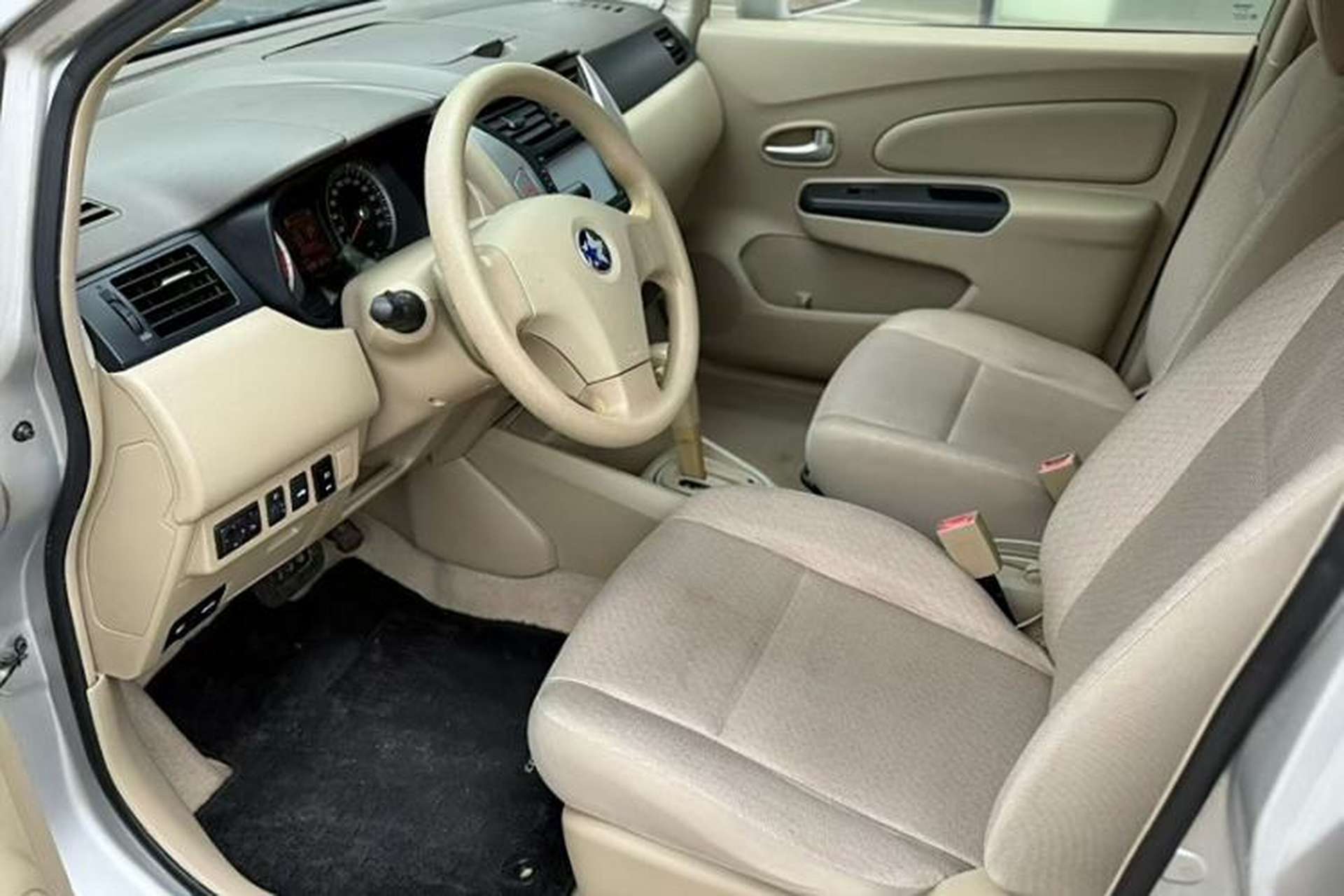Used Venucia D50 2013 1.6L Automatic Fashion Edition Interior 2