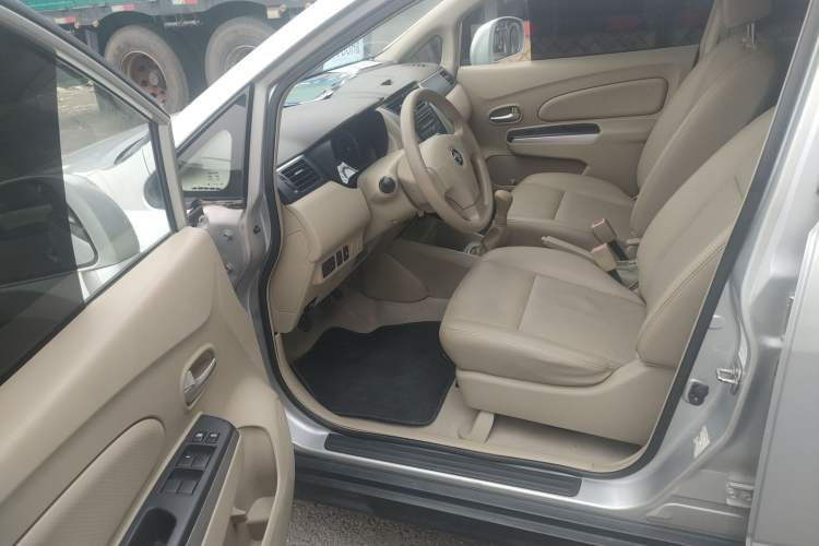 Used Venucia D50 2013 1.6L Manual Luxury Edition Interior 2