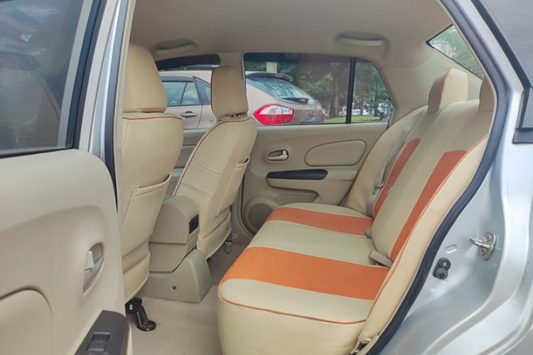 Used Venucia D50 2013 1.6L Automatic Fashion Edition Interior 3