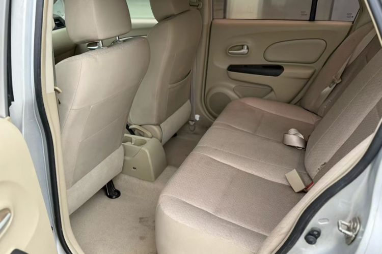 Used Venucia D50 2013 1.6L Automatic Fashion Edition Interior 3