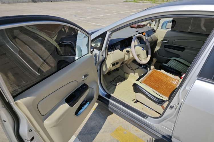 Used Venucia D50 2013 1.6L Manual Fashion Edition Interior 4