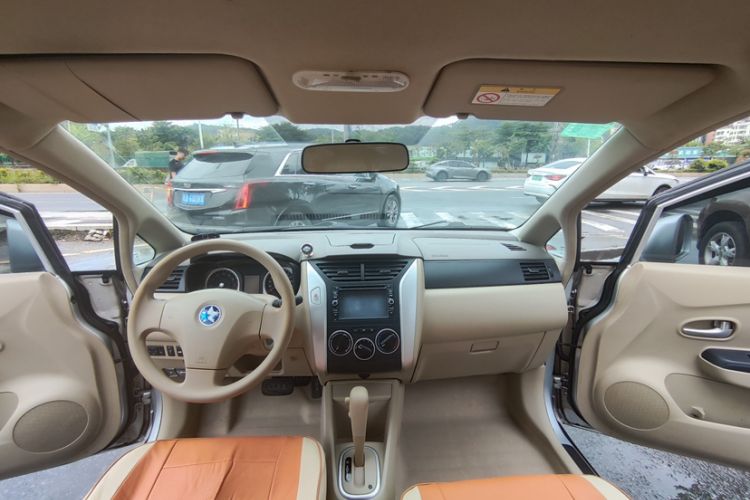 Used Venucia D50 2013 1.6L Automatic Fashion Edition Interior 4