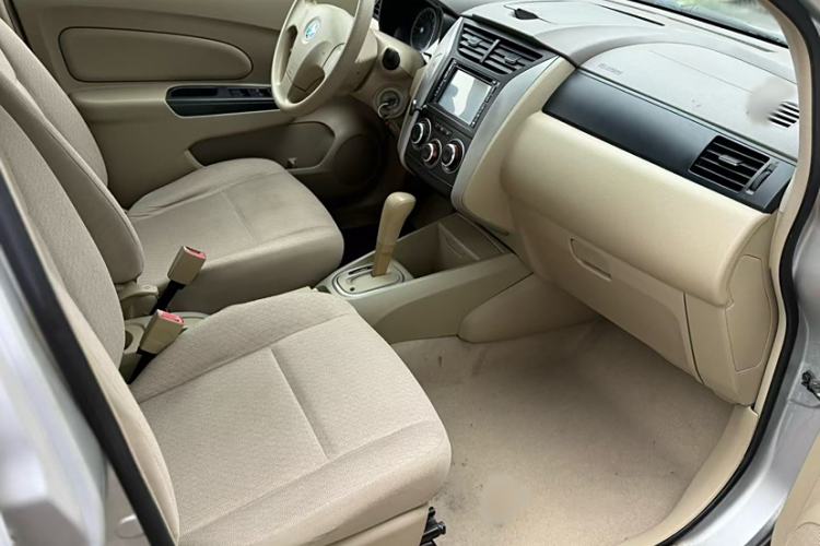 Used Venucia D50 2013 1.6L Automatic Fashion Edition Interior 4