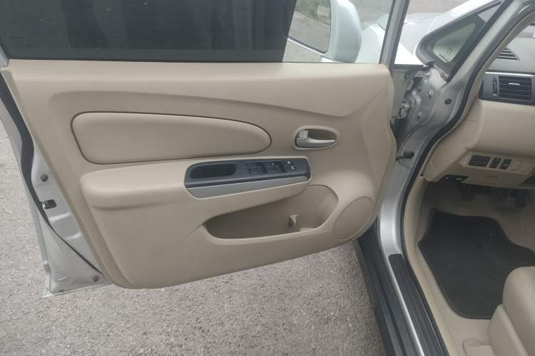 Used Venucia D50 2013 1.6L Manual Luxury Edition Interior 5