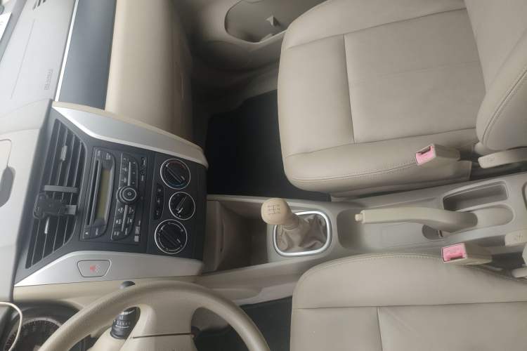 Used Venucia D50 2013 1.6L Manual Luxury Edition Interior 7