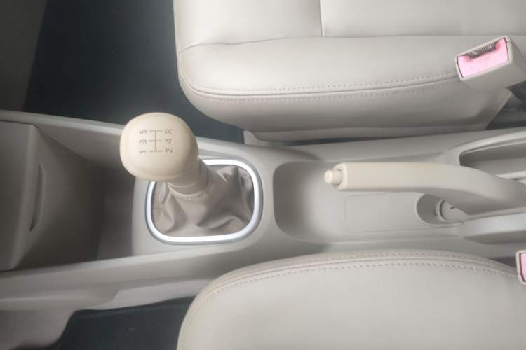 Used Venucia D50 2013 1.6L Manual Luxury Edition Interior 8