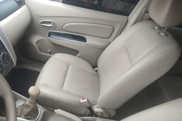 Used Venucia D50 2013 1.6L Manual Luxury Edition Interior 9