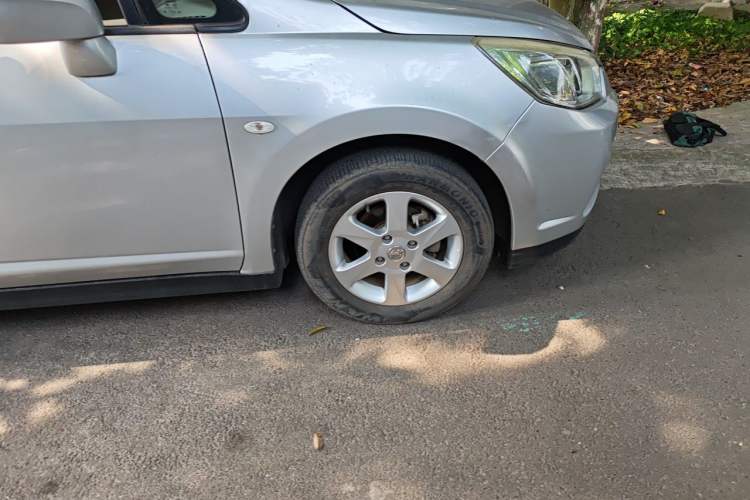 Used Venucia D50 2013 1.6L Manual Luxury Edition Right Front Wheel Hub