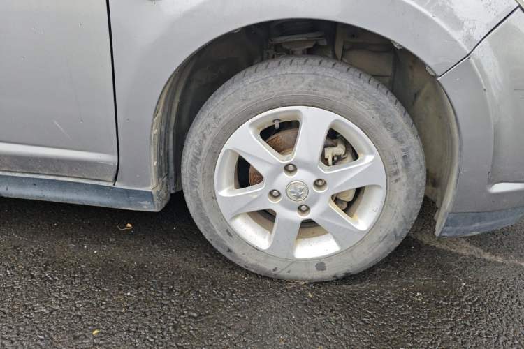 Used Venucia D50 2013 1.6L Manual Luxury Edition Right Front Wheel Hub