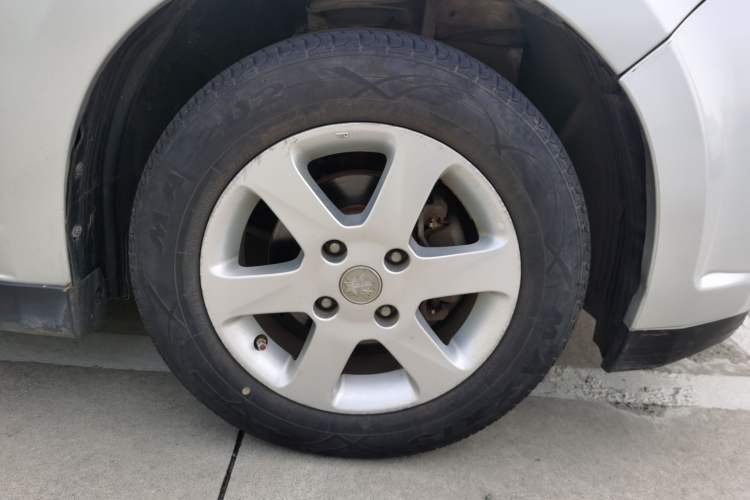 Used Venucia D50 2013 1.6L Manual Luxury Edition Right Front Wheel Hub