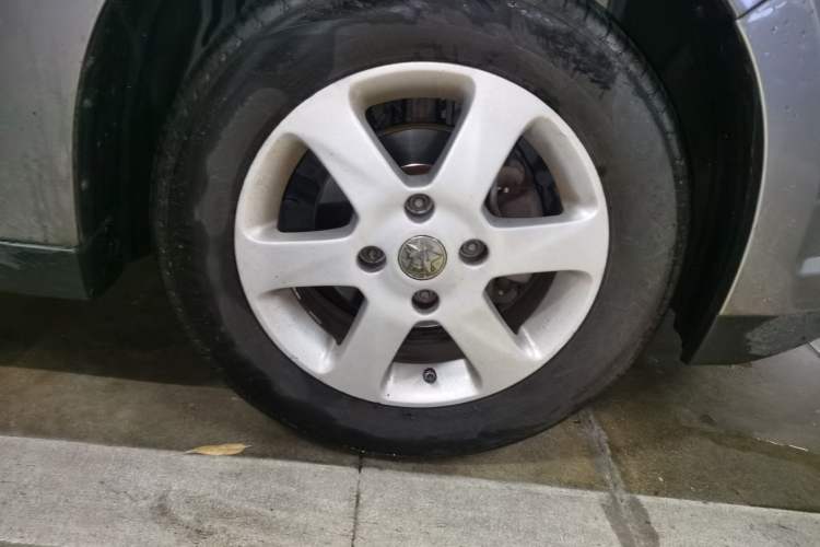 Used Venucia D50 2013 1.6L Automatic Fashion Edition Right Front Wheel Hub