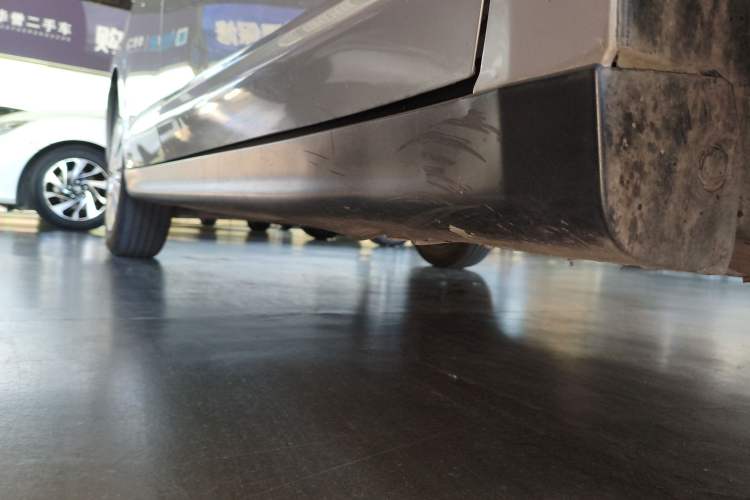Used Venucia D50 2013 1.6L Manual Fashion Edition Right Side Sill