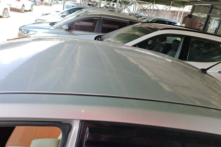Used Venucia D50 2013 1.6L Automatic Fashion Edition Roof