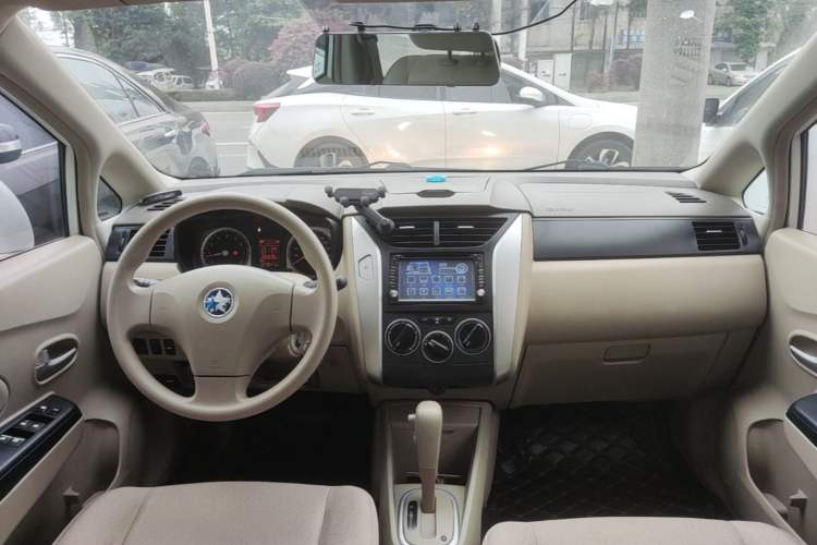 Used Venucia D50 2013 1.6L Automatic Fashion Edition Center Console