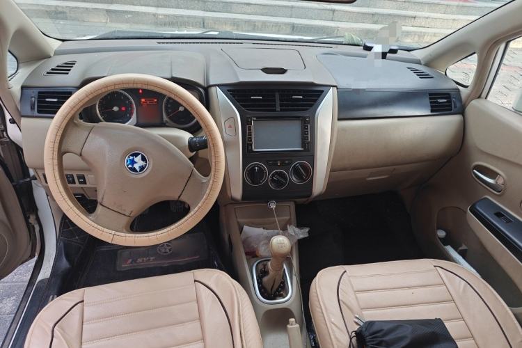 Used Venucia D50 2013 1.6L Manual Fashion Edition Center Console