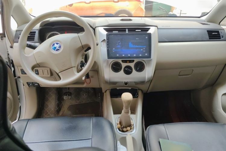 Used Venucia D50 2013 1.6L Manual Fashion Edition Center Console