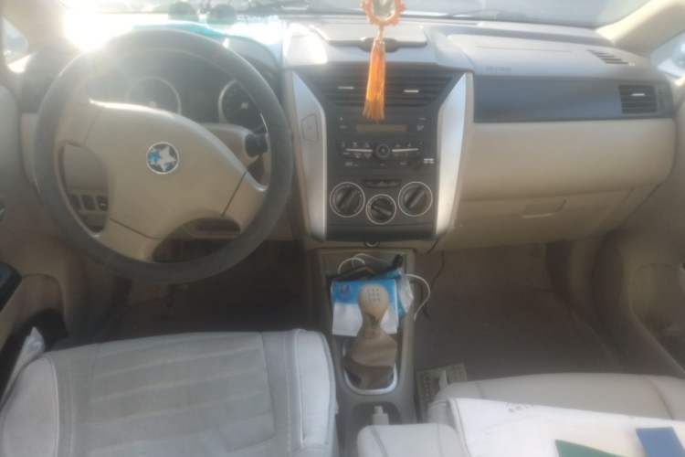 Used Venucia D50 2013 1.6L Manual Fashion Edition Center Console