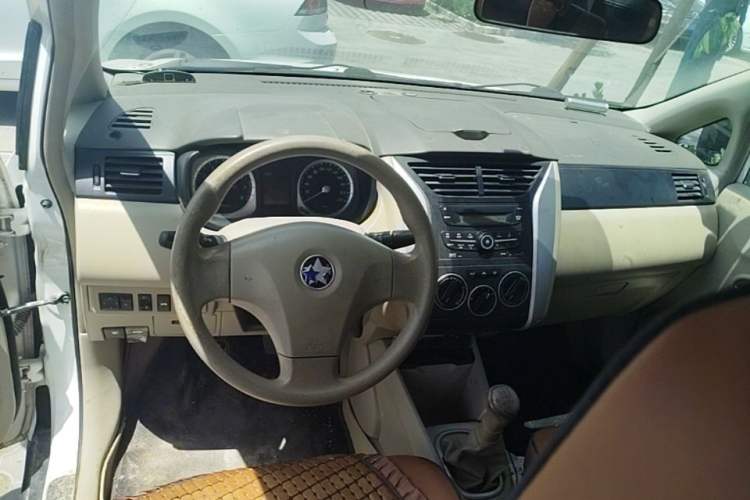 Used Venucia D50 2013 1.6L Manual Fashion Edition Center Console
