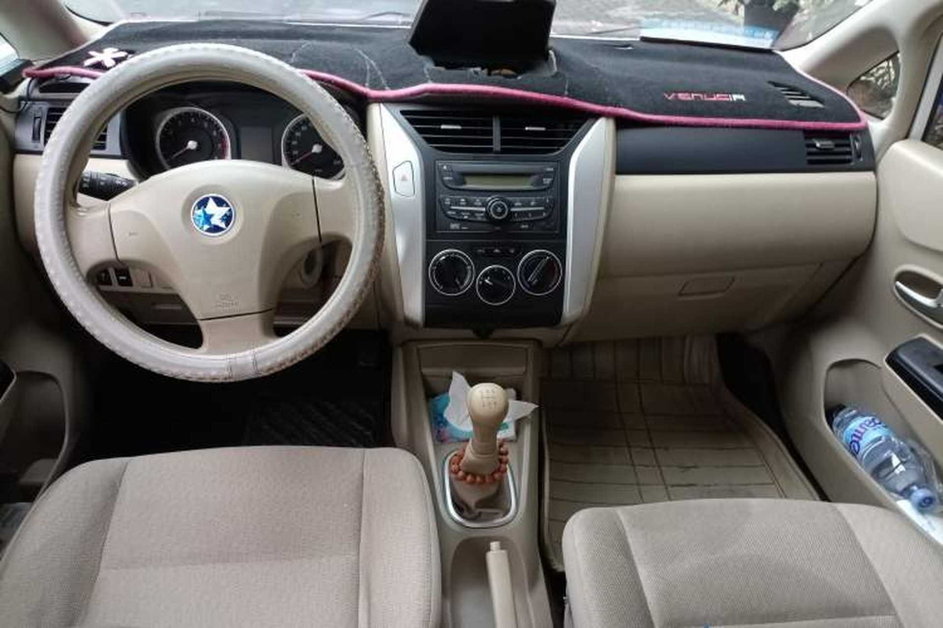 Used Venucia D50 2013 1.6L Manual Fashion Edition Center Console