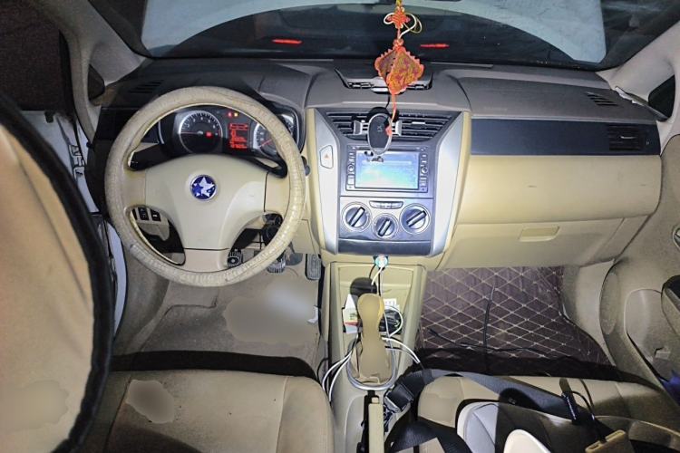 Used Venucia D50 2013 1.6L Manual Luxury Edition Center Console