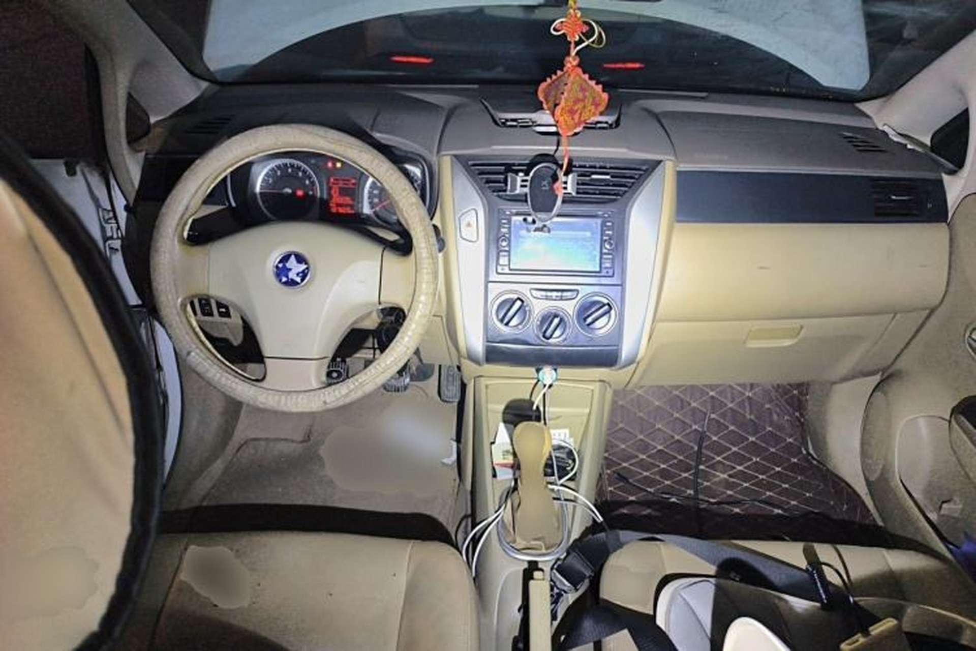 Used Venucia D50 2013 1.6L Manual Luxury Edition Center Console