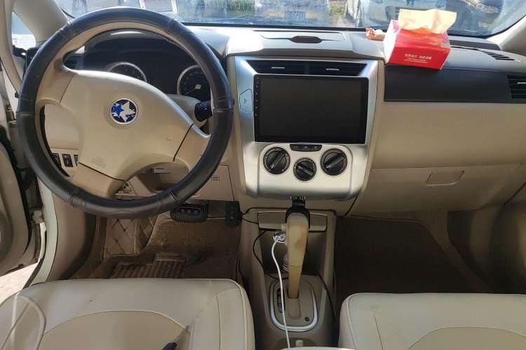 Used Venucia D50 2013 1.6L Automatic Fashion Edition Center Console