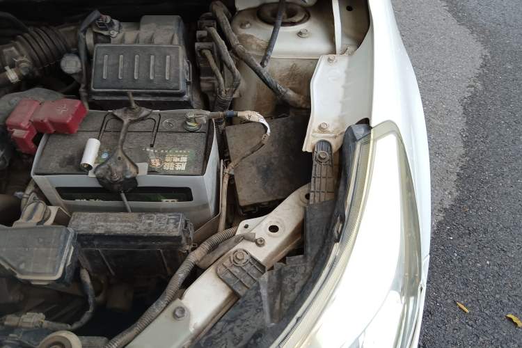 Used Venucia D50 2013 1.6L Manual Luxury Edition Engine Bay Left