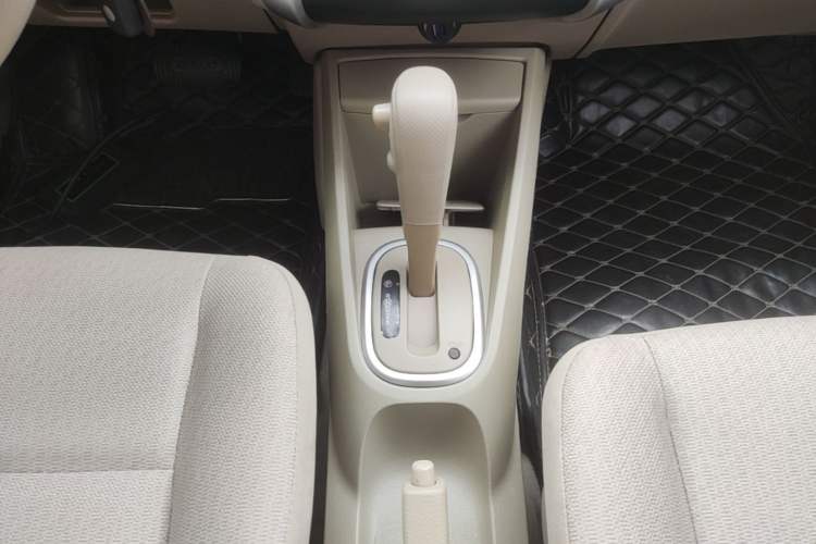 Used Venucia D50 2013 1.6L Automatic Fashion Edition Gear Lever