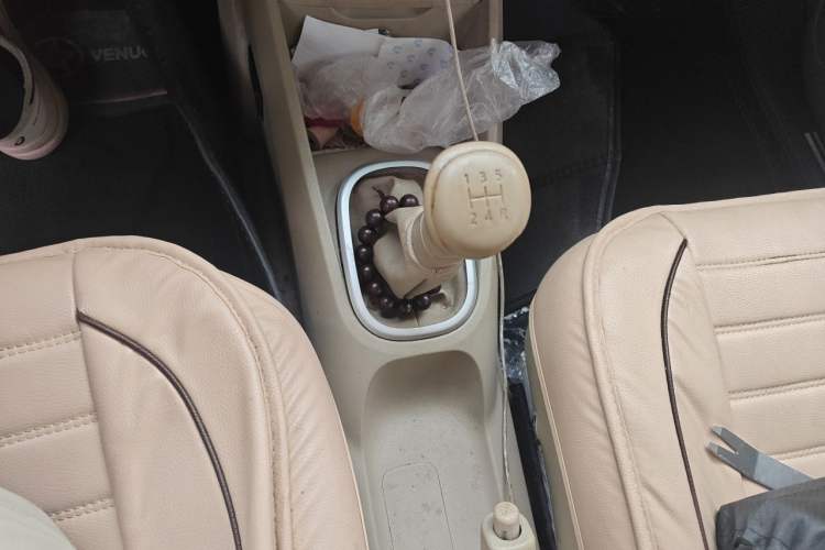 Used Venucia D50 2013 1.6L Manual Fashion Edition Gear Lever