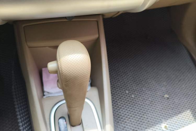 Used Venucia D50 2013 1.6L Automatic Fashion Edition Gear Lever