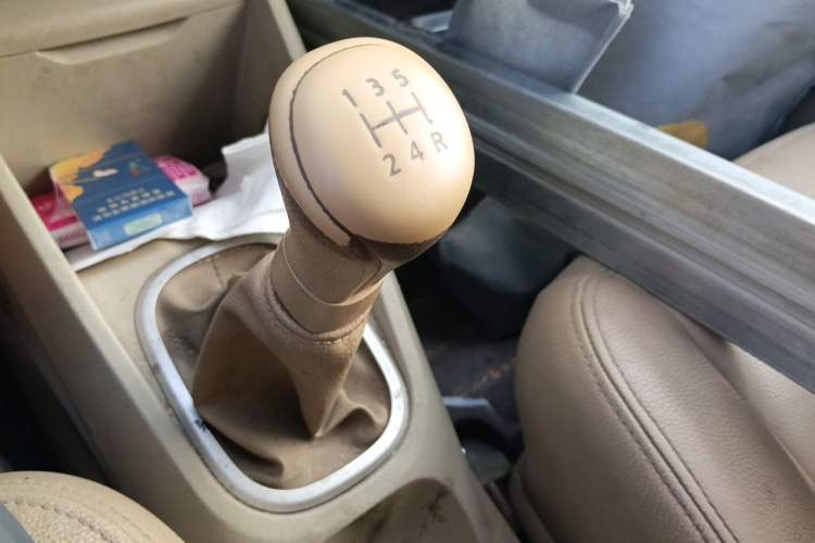 Used Venucia D50 2013 1.6L Manual Luxury Edition Gear Lever