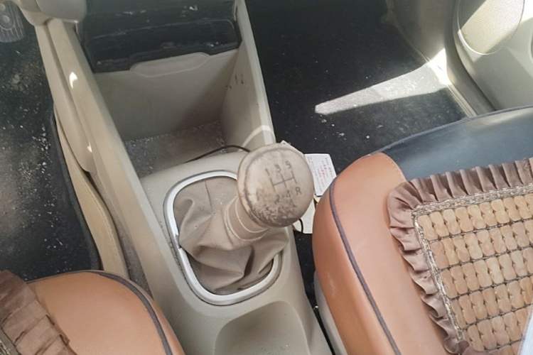 Used Venucia D50 2013 1.6L Manual Fashion Edition Gear Lever