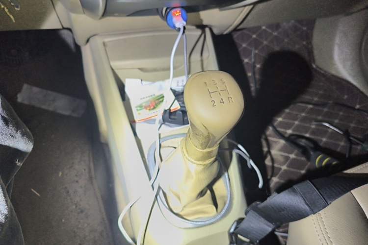 Used Venucia D50 2013 1.6L Manual Luxury Edition Gear Lever