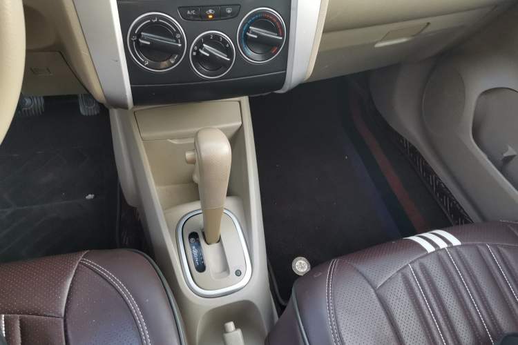 Used Venucia D50 2013 1.6L Automatic Fashion Edition Gear Lever