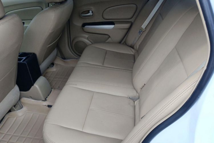 Used Venucia D50 2013 1.6L Automatic Luxury Edition Interior 3