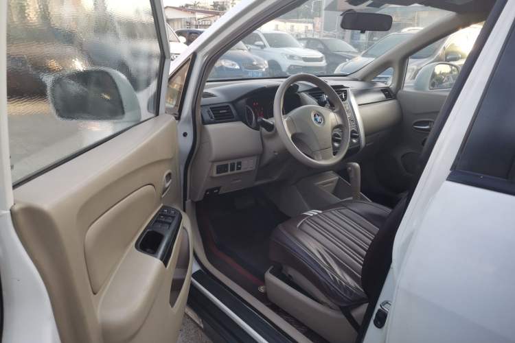 Used Venucia D50 2013 1.6L Automatic Fashion Edition Interior 3
