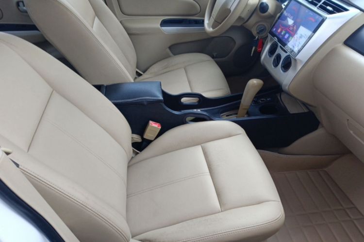 Used Venucia D50 2013 1.6L Automatic Luxury Edition Interior 4