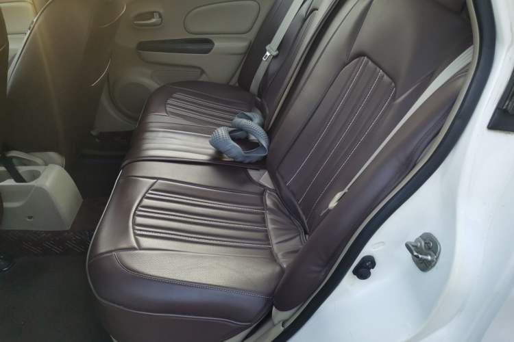 Used Venucia D50 2013 1.6L Automatic Fashion Edition Interior 4