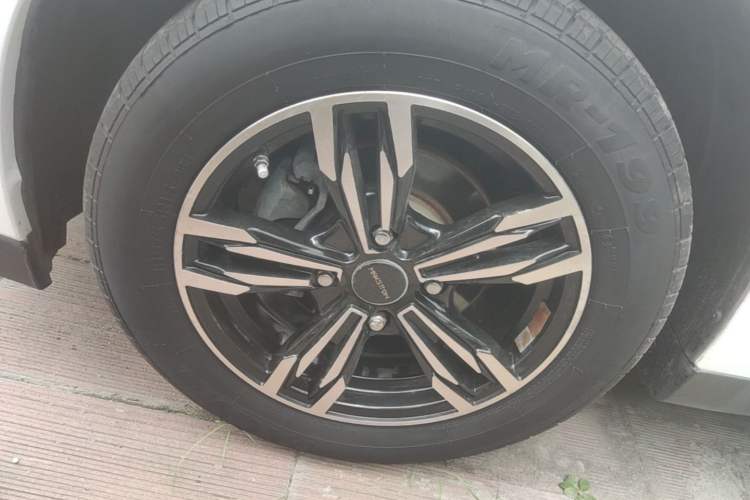 Used Venucia D50 2013 1.6L Automatic Fashion Edition Left Front Wheel Hub
