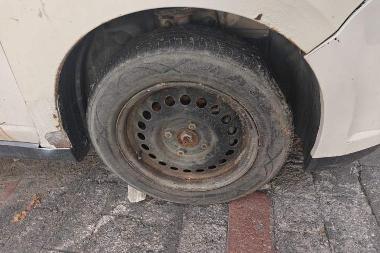 Used Venucia D50 2013 1.6L Manual Fashion Edition Right Front Wheel Hub