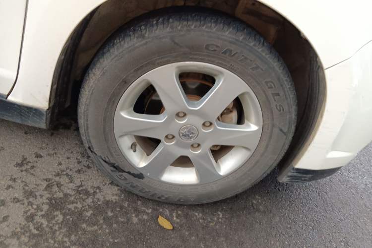 Used Venucia D50 2013 1.6L Manual Luxury Edition Right Front Wheel Hub