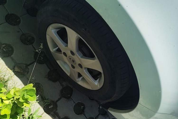 Used Venucia D50 2013 1.6L Manual Fashion Edition Right Front Wheel Hub