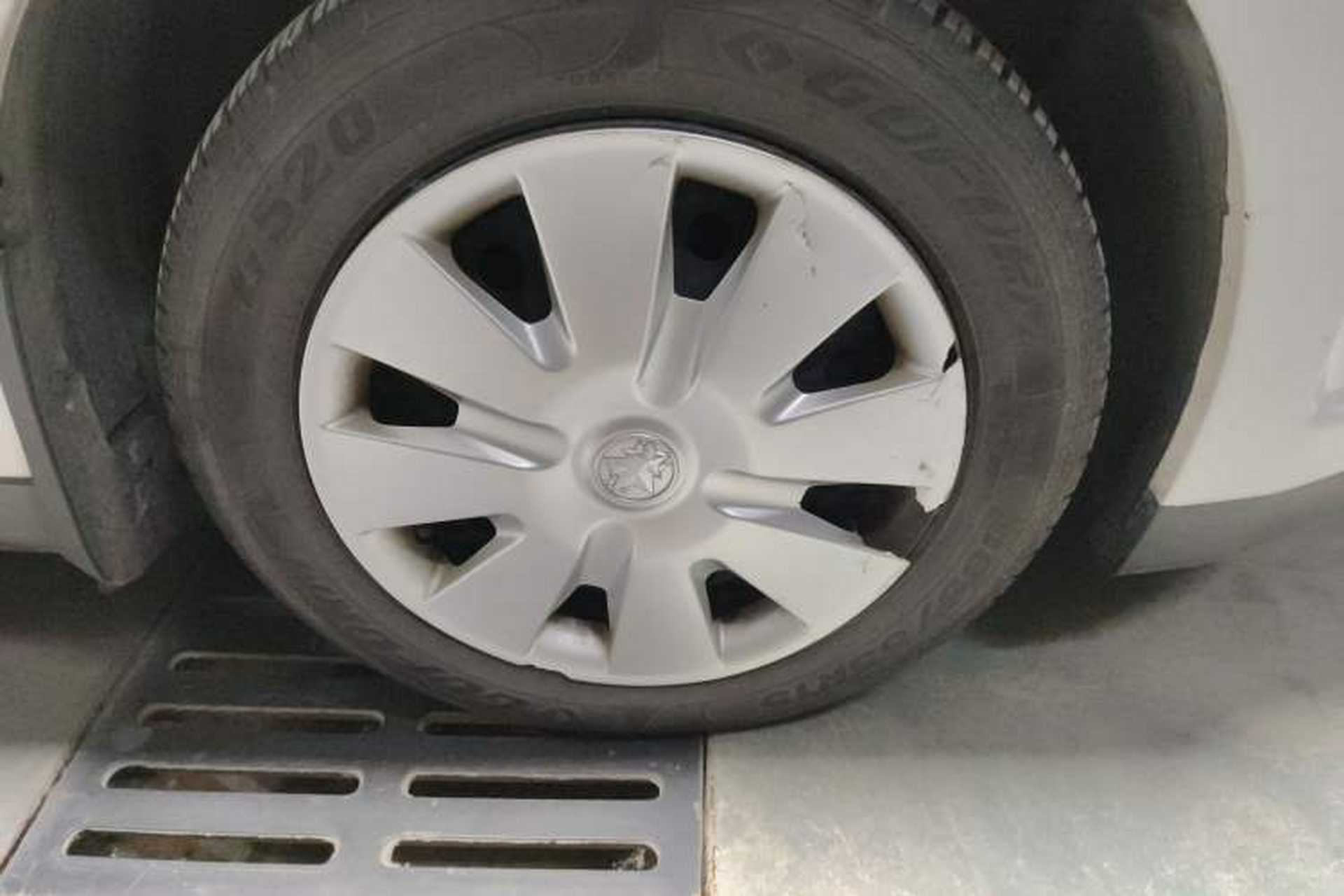 Used Venucia D50 2013 1.6L Manual Fashion Edition Right Front Wheel Hub