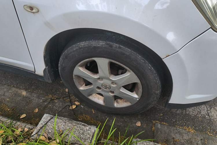 Used Venucia D50 2013 1.6L Manual Luxury Edition Right Front Wheel Hub