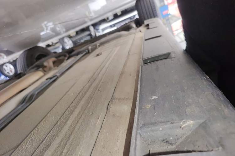 Used Venucia D50 2013 1.6L Automatic Fashion Edition Right Side Sill